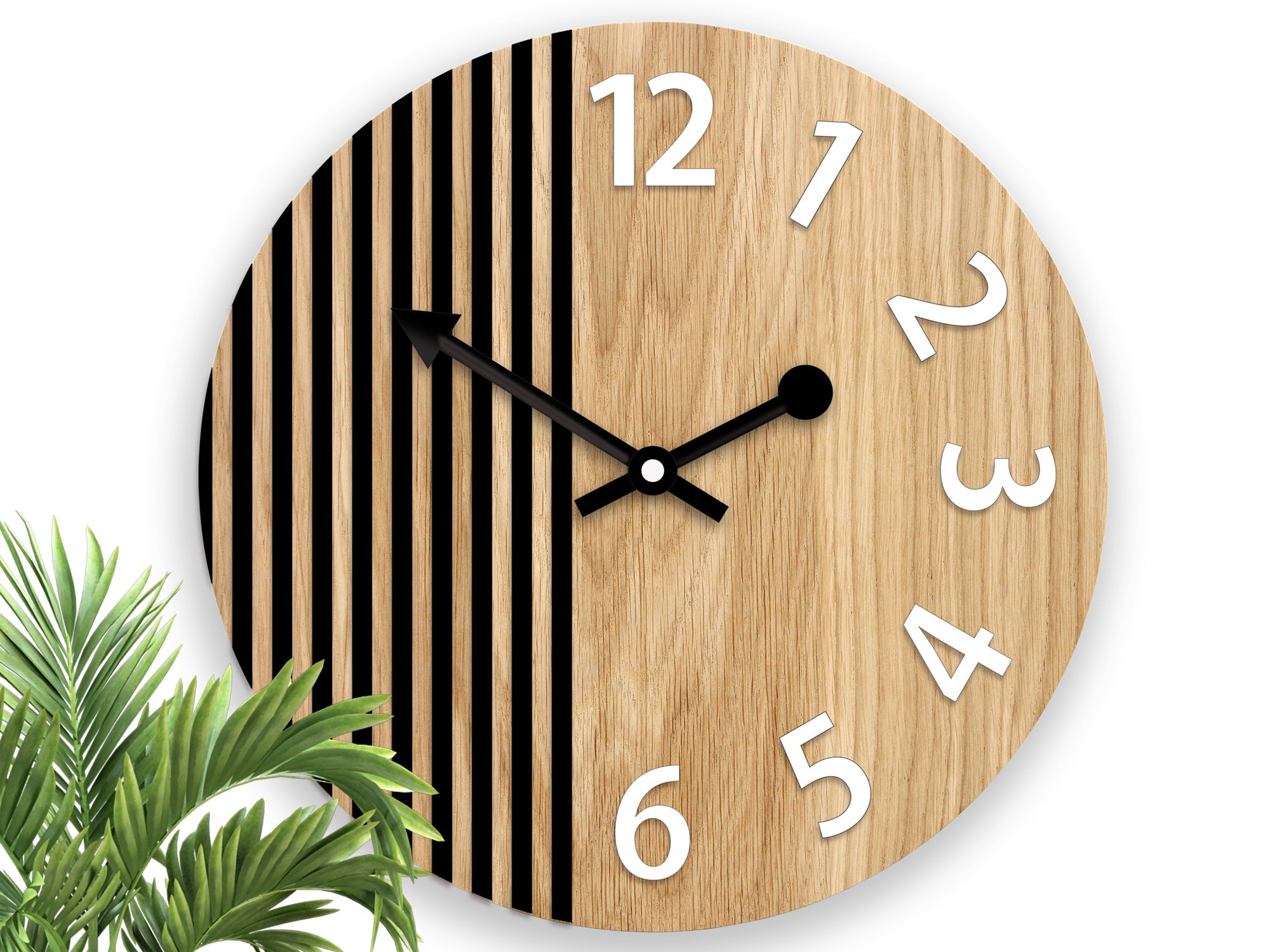 Moderní nástěnné hodiny s dřevěným vzhledem a černými pruhy, visící nad dřevěnou konzolí s vázou a svíčkou, dodávají interiéru styl Papilora.