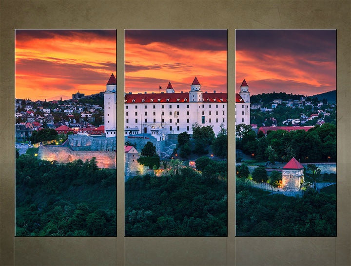 Klasický obraz s motivem SLOVENSKO, hrad, západ slunce v bílo-fialových odstínech | HD Obraz na stěnu SLOVENSKO, příroda – náhled