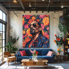 Stylový obraz Snoop Dogga v květinovém vzoru visí nad dřevěnou konzolí s vázou a svíčkou v moderním interiéru, Papilora.