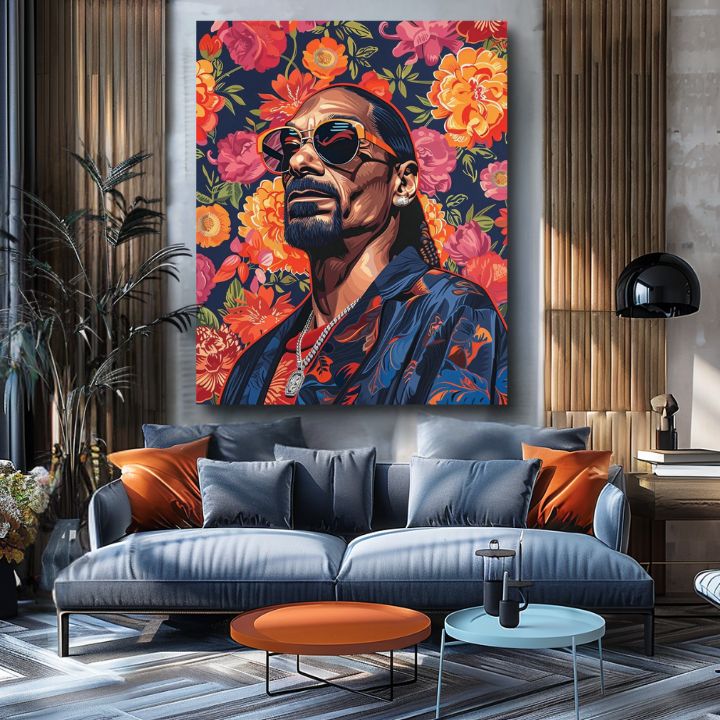 Stylový obraz Snoop Dogga v květinovém vzoru visí nad dřevěnou konzolí s vázou a svíčkou v moderním interiéru, Papilora.