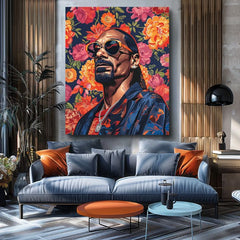 Stylový obraz Snoop Dogga v květinovém vzoru visí nad dřevěnou konzolí s vázou a svíčkou v moderním interiéru, Papilora.