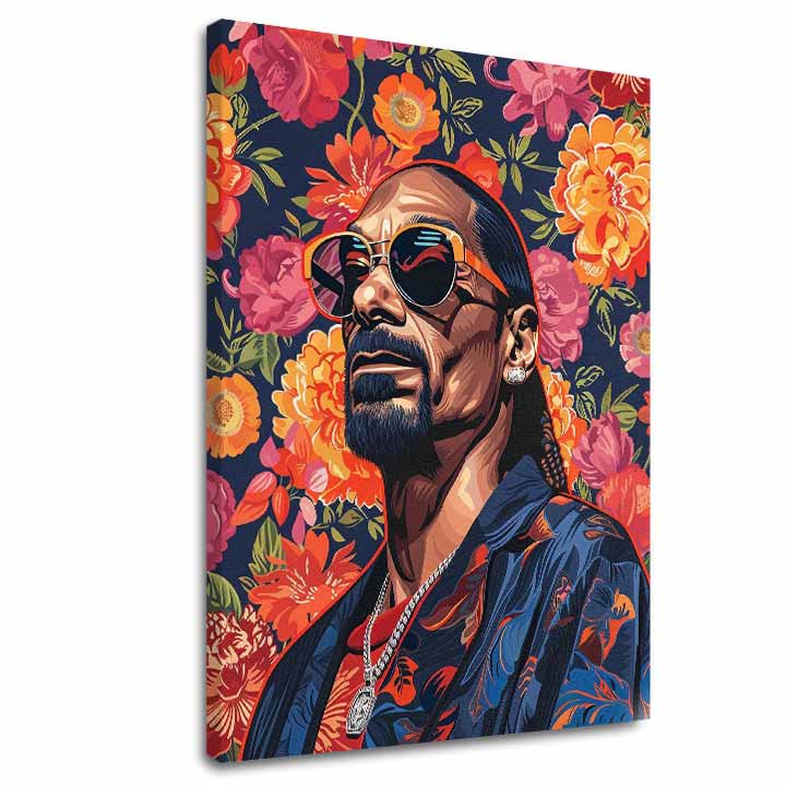 Obraz Snoop Dogga s oranžovými brýlemi na tmavě modrém pozadí s růžovými a oranžovými květy, viditelný na plátně s dřevěným rámem, Papilora.