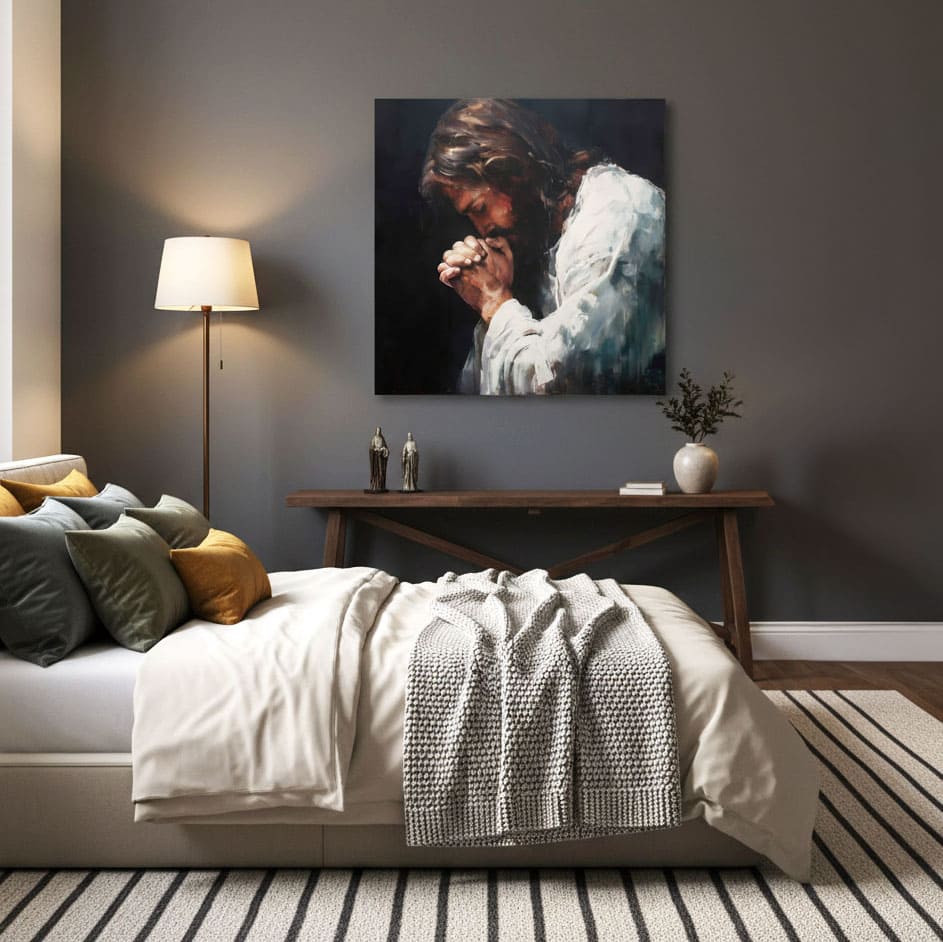 Umělecké dílo s modlícím se Ježíšem v bílém rouchu a tmavém pozadí visí v moderním interiéru nad dřevěnou konzolí s vázou a svíčkou Papilora.