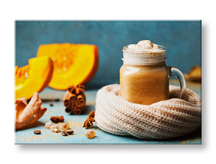 Obraz s dýňovým latté a podzimními dekoracemi visí v moderním interiéru nad dřevěnou konzolí s vázou a svíčkou, Papilora.