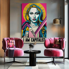 Obraz s pop-artovým portrétem ženy a nápisem 'I AM CAPITALIST' visí v moderním interiéru nad dřevěnou konzolí s vázou a svíčkou, Papilora.