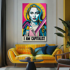 Obraz s pop-artovým portrétem ženy a nápisem 'I AM CAPITALIST' visí v moderním interiéru nad dřevěnou konzolí s vázou a svíčkou, Papilora.