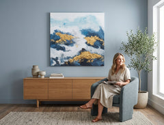 Malovaný obraz na zeď ABSTRAKT 70x70 cm – ručně malovaný obraz v elegantním interiéru (Golden hour luxe) | wall mockup | premium canvas | Papilora.sk