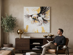 Malovaný obraz na zeď OREL 60x60 cm – ručně malovaný obraz v elegantním interiéru (Golden hour luxe) | wall mockup | premium canvas | Papilora.sk