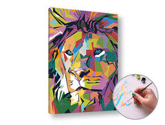 Plátno s potiskem lví hlavy v pop-art stylu s výraznými barvami, jako je fialová, zelená a oranžová, je viditelné na dřevěném rámu Papilora.