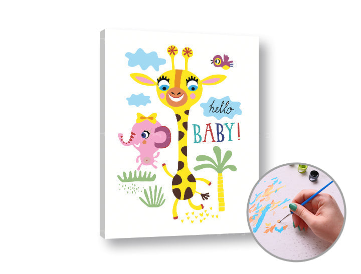 Na plátně je veselá žirafa a růžový slon s nápisem „hello BABY!“ v dětském stylu, s viditelným dřevěným rámem Papilora.