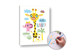 Na plátně je veselá žirafa a růžový slon s nápisem „hello BABY!“ v dětském stylu, s viditelným dřevěným rámem Papilora.