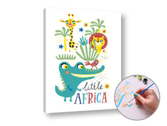 Na plátně je veselá ilustrace afrických zvířátek, jako je žirafa, lev a krokodýl, s nápisem „little AFRICA“ v pestrých barvách Papilora.
