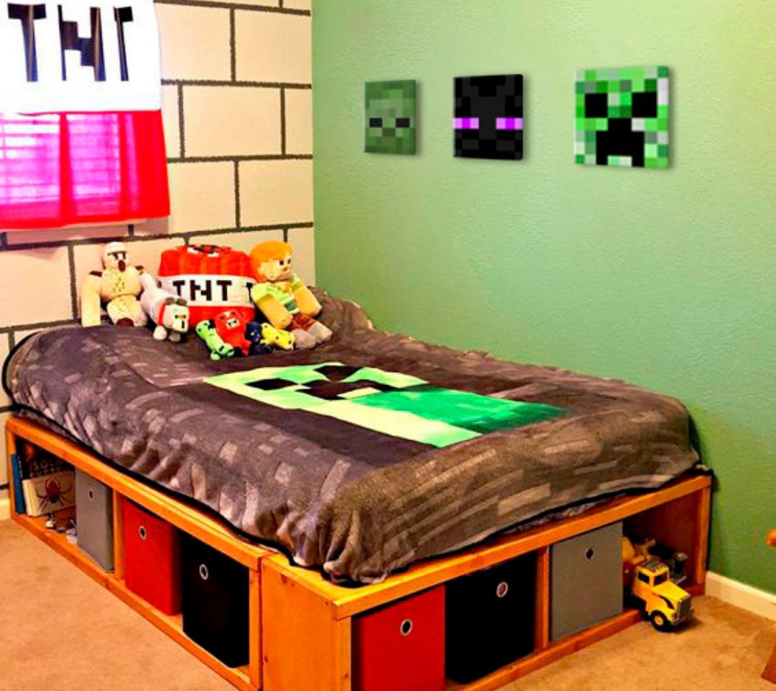 Tři čtvercové obrazy s pixelovými hlavami postav ze hry Minecraft, včetně zeleného Creepera, visí na světle zelené stěně, Papilora.