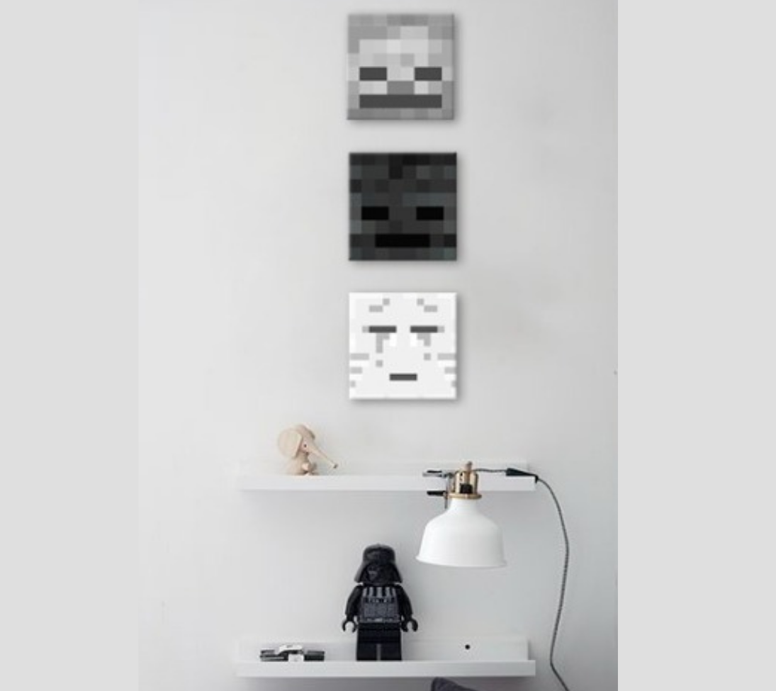 Umělecké dílo zobrazující tři Minecraft hlavy visící nad moderním dřevěným stolem s monitorem a herním příslušenstvím v minimalistickém interiéru Papilora.