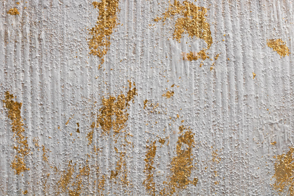 Detail povrchu plátna ARTMIE 340 g/m² s motivem abstraktní zlaté a modré svislé linie – viditelná reliéfní textura ruční malby.