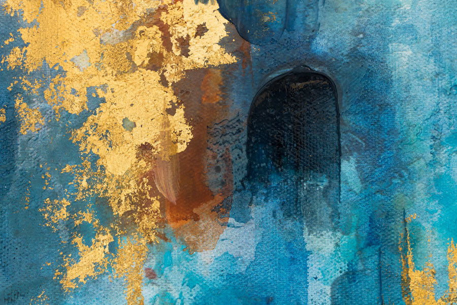 Detailní pohled na abstraktní obraz s viditelnou texturou a kompozicí v modrých, zlatých a oranžových barvách Papilora.