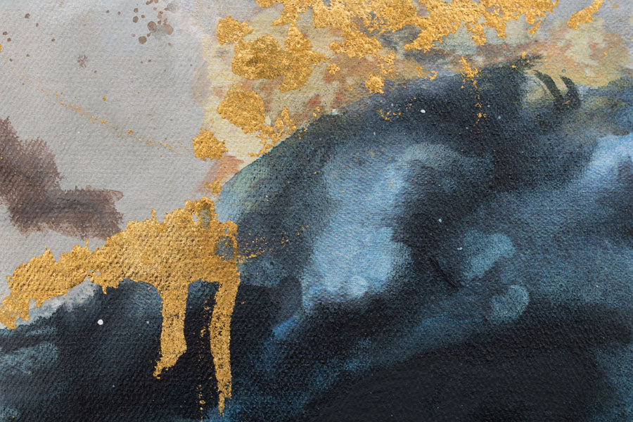 Detailní pohled na abstraktní kompozici se zlatými kapkami a modrými skvrnami, zdůrazňující texturu malby Papilora.