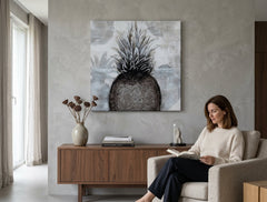 Malovaný obraz na zeď ANANAS 60x60 cm – ručně malovaný obraz v elegantním interiéru (Golden hour luxe) | wall mockup | premium canvas | Papilora.sk