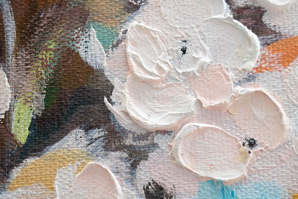 Detailní pohled na ručně malovanou kytici s viditelnou texturou a kompozicí v jemných barvách, Papilora.