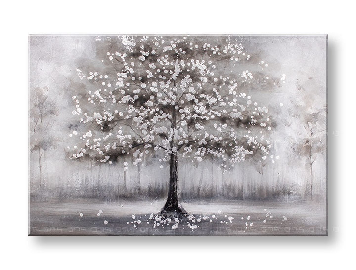 Detailní náhled kompozice zobrazuje strom s bílými květy a šedým pozadím Papilora.