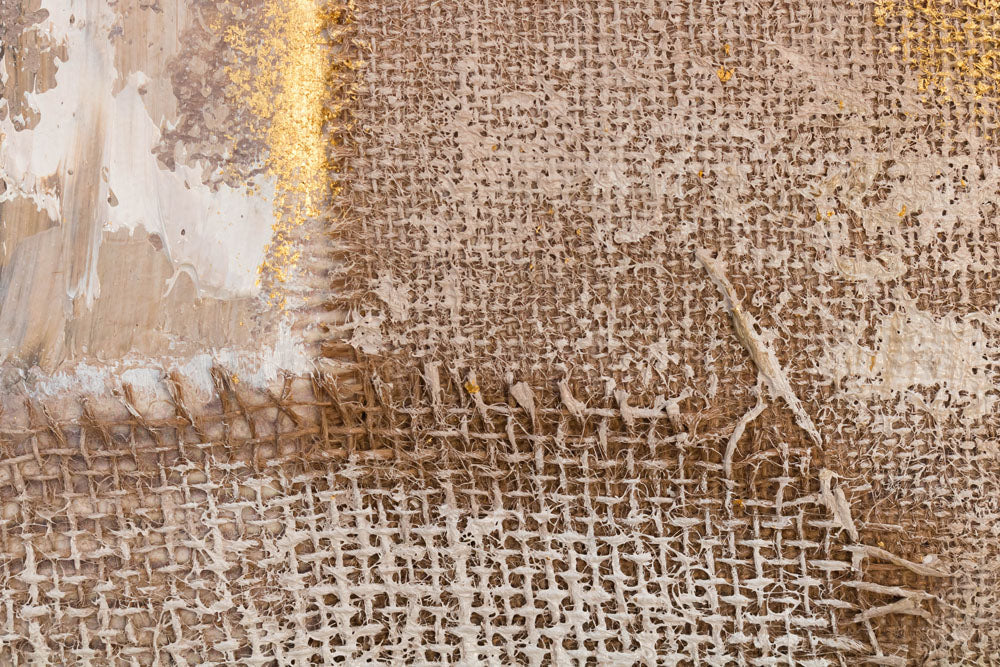 Detailní pohled na abstraktní kompozici s viditelnou texturou a zlatými akcenty Papilora.
