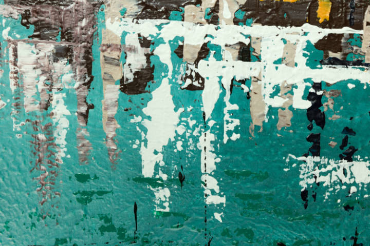 Detailní pohled na abstraktní kompozici města u vody, kde jsou patrné tahy štětcem a bohatá textura v béžových a tyrkysových odstínech, Papilora.