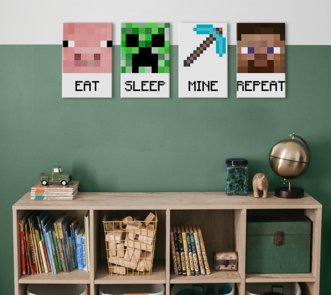 Čtyři Minecraft plátna visí nad postelí v moderním dětském pokoji, s pixelovým prasetem, Creeperem, krumpáčem a Stevem, doplňující barevné povlečení Papilora.