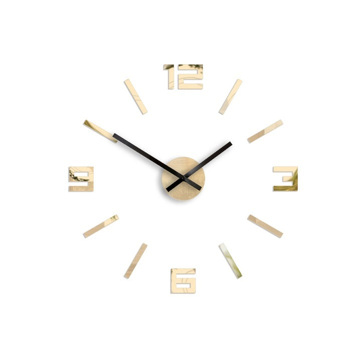 Přiblížený detail zlatých číslic a indexů s černými ručičkami na světlém ciferníku Papilora.
