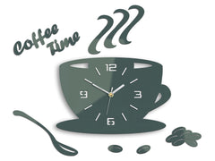 Nástěnné hodiny ve tvaru šálku kávy s nápisem 'coffee time' a zrnky kávy, v tmavě zelené barvě, jsou zobrazeny na plátně s viditelným dřevěným rámem Papilora.