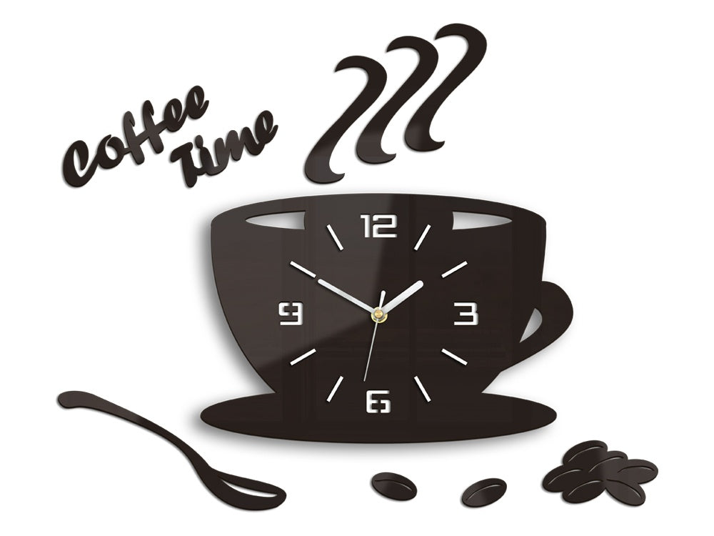 Detailní náhled kompozice nástěnných hodin ve tvaru šálku kávy s nápisem „coffee time“ a zrnky kávy, Papilora.