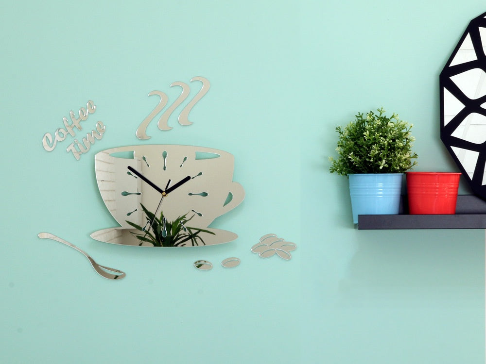 Detailní náhled na kompozici nástěnných hodin ve tvaru šálku kávy s nápisem 'Coffee Time' a zrnky kávy, v lesklém stříbrném provedení Papilora.