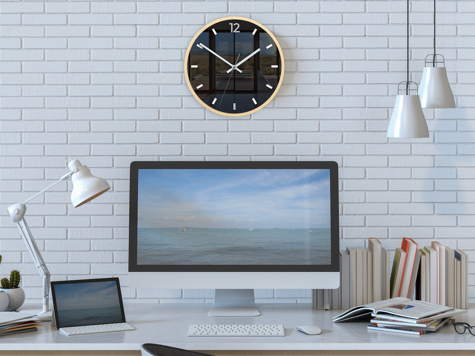 Moderní nástěnné hodiny s minimalistickým designem a motivem krajiny, zavěšené nad dřevěnou konzolí s vázou a svíčkou, Papilora.