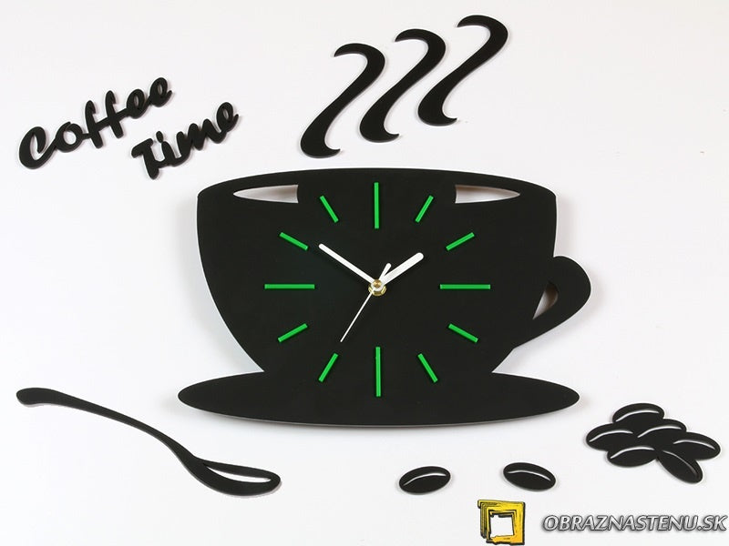 Detailní náhled kompozice nástěnných hodin ve tvaru šálku kávy s nápisem 'Coffee Time' a zrnky kávy, v černé a zelené barvě Papilora.