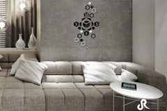 Moderní obraz na plátně s motivem HEXAGON, dětský motiv v bílo-stříbrných odstínech zavěšený v interiéru kanceláře, klidná atmosféra, čas a minimalismus – interiér