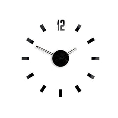 Na plátně je zobrazen motiv minimalistických černých nástěnných hodin s číslem 12 a černými indexy na bílém pozadí, Papilora.