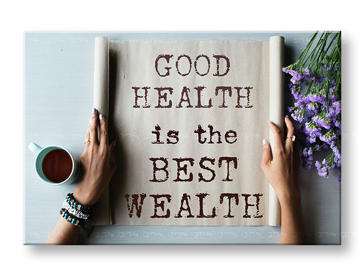 Obraz s motivačním citátem "Good Health is the Best Wealth" visí v moderním interiéru nad dřevěnou konzolí s vázou a svíčkou, dodávající prostoru klidnou atmosféru Papilora.