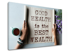Na plátně je zobrazen motivační citát "Good Health is the Best Wealth" na rozvinutém papíře, drženém ženskýma rukama, s šálkem čaje a fialovými květinami, vše na světle modrém pozadí Papilora.