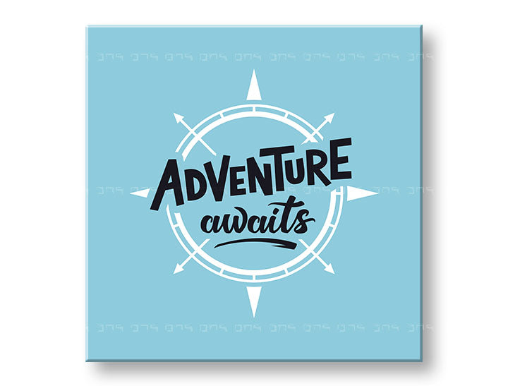 Obraz s motivem kompasu a textem „Adventure awaits“ visící v moderním interiéru nad dřevěnou konzolí s vázou a svíčkou Papilora.