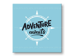 Obraz s motivem kompasu a textem „Adventure awaits“ visící v moderním interiéru nad dřevěnou konzolí s vázou a svíčkou Papilora.