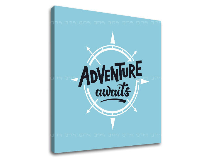 Plátno s potiskem kompasu a nápisem „Adventure awaits“ na světle modrém pozadí, viditelný dřevěný rám Papilora.