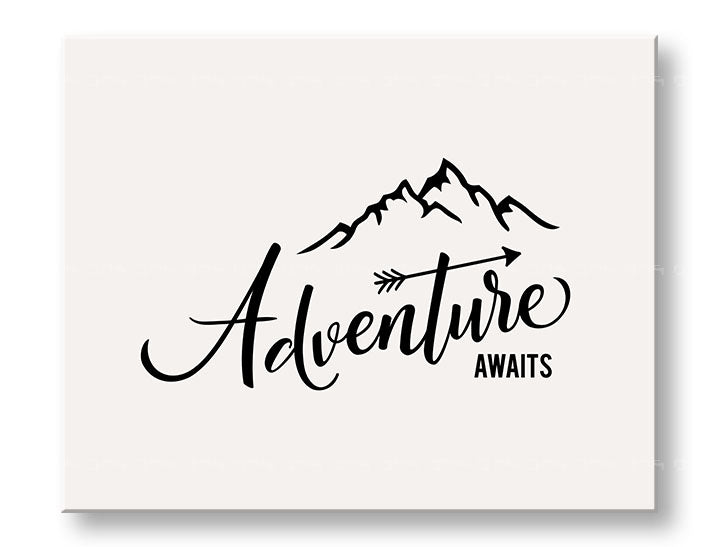 Obraz s černým nápisem „Adventure awaits“ a horami visí v moderním interiéru nad dřevěnou konzolí s vázou a svíčkou Papilora.