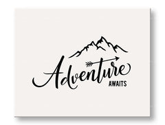 Obraz s černým nápisem „Adventure awaits“ a horami visí v moderním interiéru nad dřevěnou konzolí s vázou a svíčkou Papilora.
