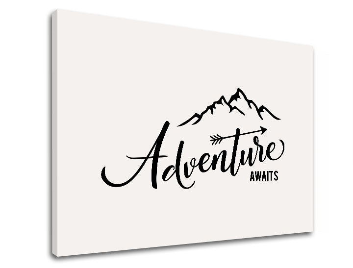 Detailní náhled kompozice s černým nápisem „Adventure awaits“ a horami na světlém pozadí Papilora.