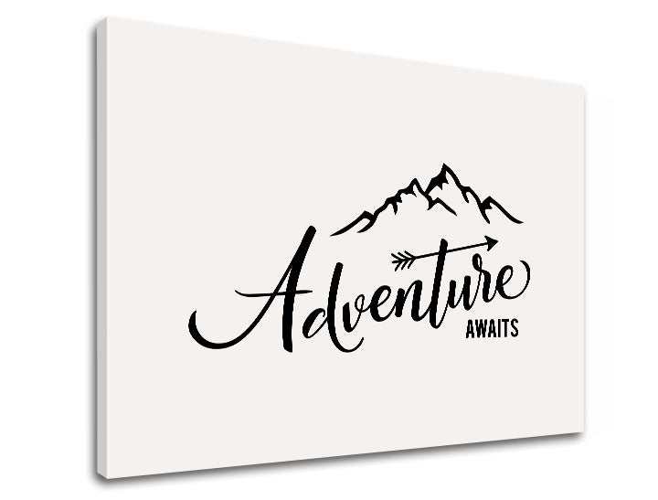 Na plátně je černý nápis „Adventure awaits“ s horami a šípem na světlém pozadí, viditelný je dřevěný rám Papilora.