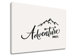 Na plátně je černý nápis „Adventure awaits“ s horami a šípem na světlém pozadí, viditelný je dřevěný rám Papilora.
