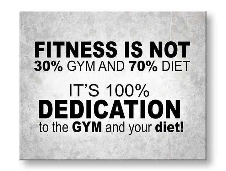 Obraz s motivačním citátem o fitness visící v moderním interiéru nad dřevěnou konzolí s vázou a svíčkou Papilora.