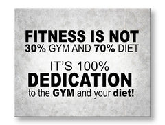 Obraz s motivačním citátem o fitness visící v moderním interiéru nad dřevěnou konzolí s vázou a svíčkou Papilora.