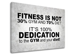 Plátno s motivačním citátem o fitness na šedém pozadí s texturou, viditelný dřevěný rám Papilora.