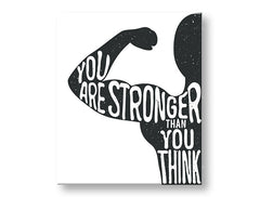 Obraz s motivačním citátem „YOU ARE STRONGER THAN YOU THINK“ v černobílém provedení, zavěšený v moderním interiéru nad dřevěnou konzolí s vázou a svíčkou Papilora.
