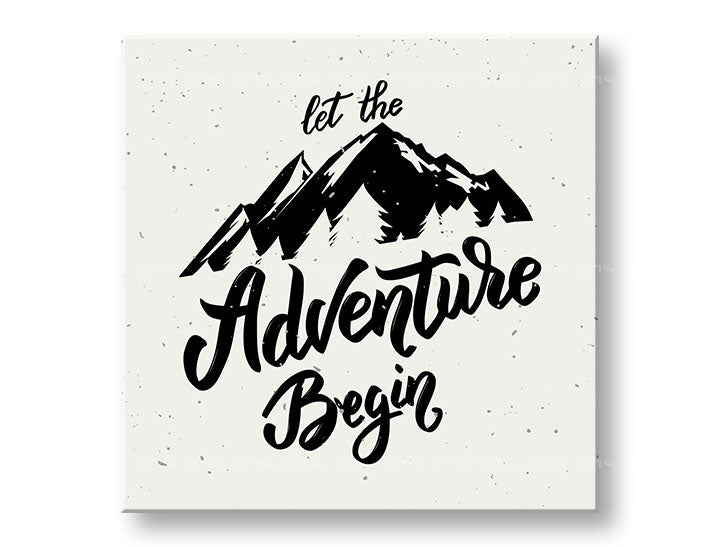 Obraz s citátem 'Let the Adventure Begin' a horami visí v moderním interiéru nad dřevěnou konzolí s vázou a svíčkou Papilora.